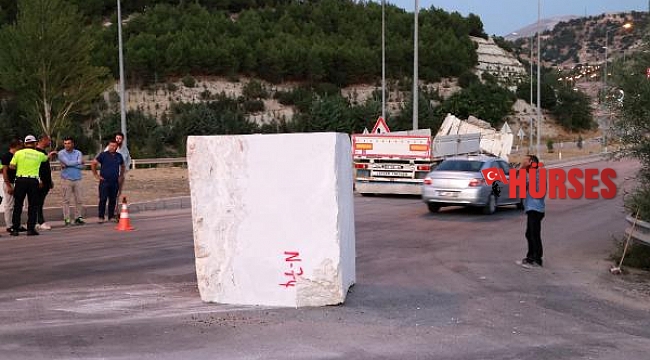 TIR'dan 18,7 tonluk mermer blok yola düştü