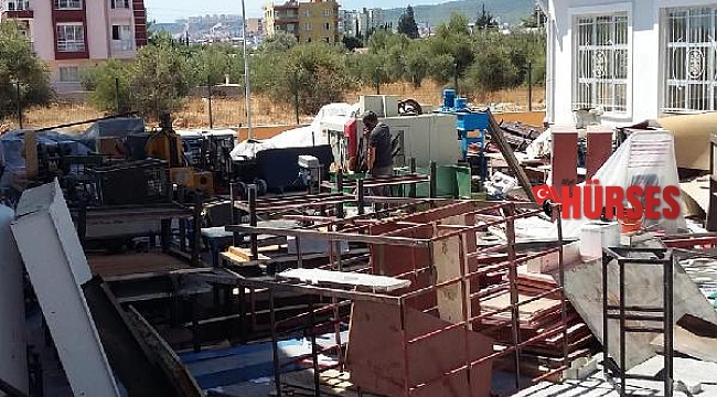 Yetişmeyen okulun malzemeleri ortada kaldı