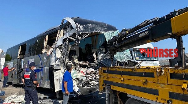 Yolcu otobüsü park halindeki TIR'a çarptı: 1 ölü, 6 yaralı