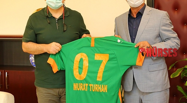 Çavuşoğlu'ndan Rektör Özkan'a forma