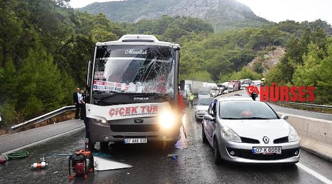 Antalya'da 6 araç birbirine girdi: 6 yaralı