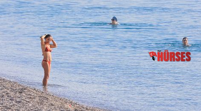 Antalya'da deniz havadan sıcak olunca, sahil sabahtan doldu
