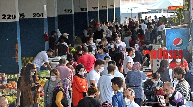 Antalya'da kapalı semt pazarında sosyal mesafe 'sıfıra' indi