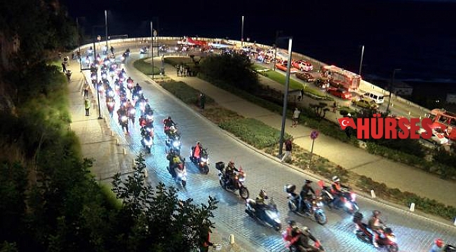 Antalya'da mobil fener alayı ile 29 Ekim kutlaması