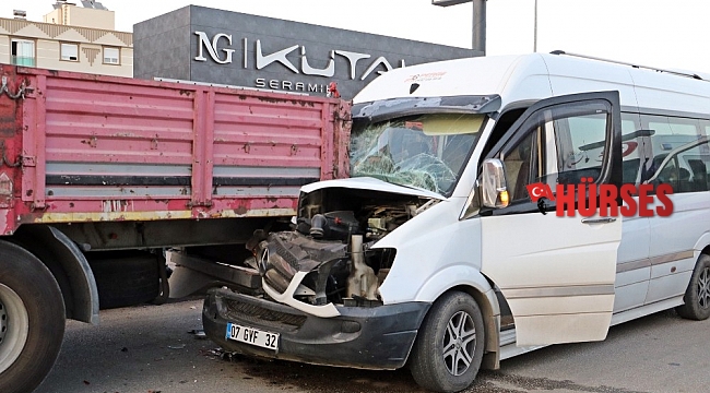 Antalya'da personel servisi tıra çarptı: 12 yaralı