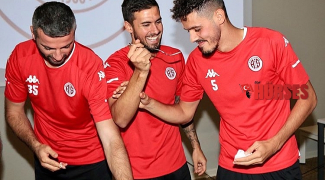 Antalyaspor'da antrenman öncesi doğum günü sürprizi
