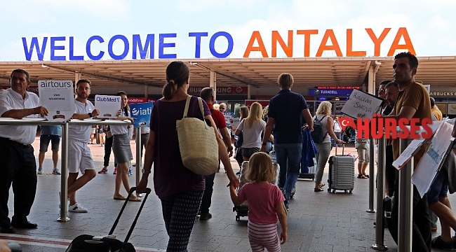 Antalya'ya dün, 18 ülkeden 108 uçakla 45 bin 502 turist geldi