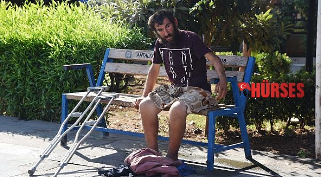Bankta çıplak yatan kişi esnafın çabasıyla kurtarıldı
