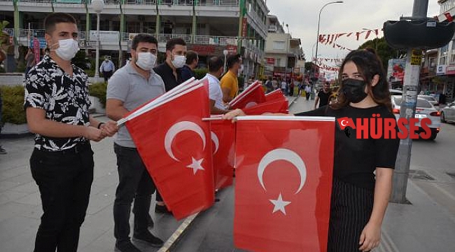CHP'li gençler bayrak dağıttı