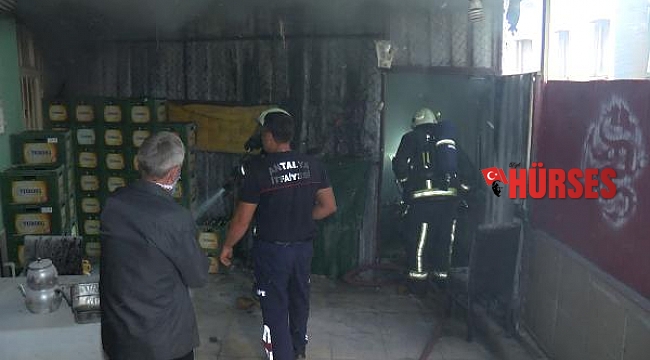 Depoda çıkan yangına bahçe hortumuyla müdahale ettiler