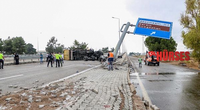 Direğe çarpıp devrilen kargo kamyonunun tekerlekleri koptu