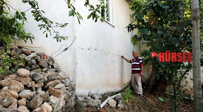 Duvarlarında çatlak oluşan evlerde korkuyla yaşıyorlar