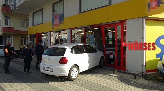 Fren yerine gaza basan sürücü alışveriş merkezine girdi