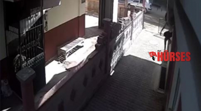 Genç kız pencereden atlayıp motosiklet hırsızlarını neye uğradığını şaşırttı