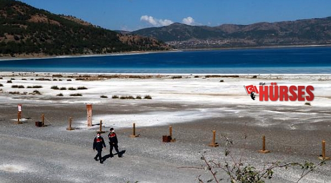 Girişin yasaklandığı Salda Gölü'nün Beyaz Adalar bölgesi yine ilgi odağı