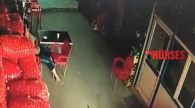 Gözlerine baka baka cep telefonlarını çaldı