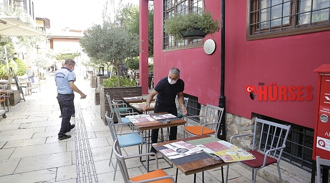 Kaleiçi'nde işyeri dışına taşan masa ve sandalyeler kaldırıldı