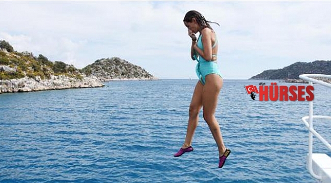 Kekova'da Rus turistlerin deniz keyfi
