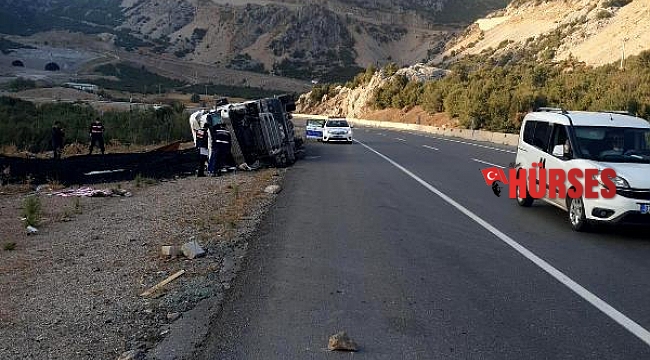 Kömür yüklü TIR devrildi