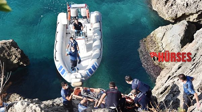 Manzara izlerken falezlerden düşen genç, deniz polisi botuyla alındı
