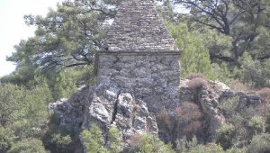 Marmaris'te piramit mezar harabeye döndü