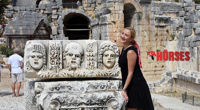 Myra Antik Kenti'ndeki tiyatro maskları fotoğraf stüdyosu gibi