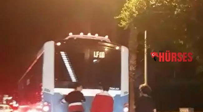 Patenli gençler otobüsün arkasına tutunarak ilerledi