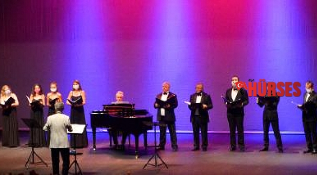 Sahnede maskeli konser