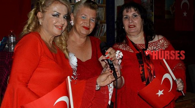 Sanatçılardan türkülü kutlama