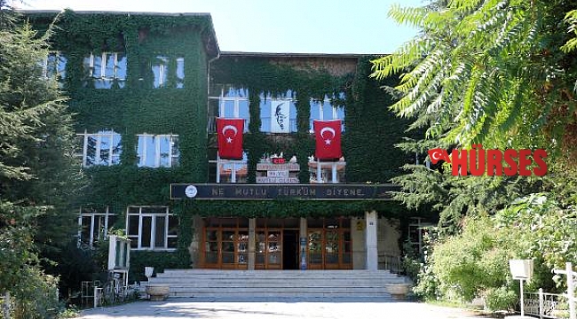 Şehrin ortasında botanik bahçesini andıran okul