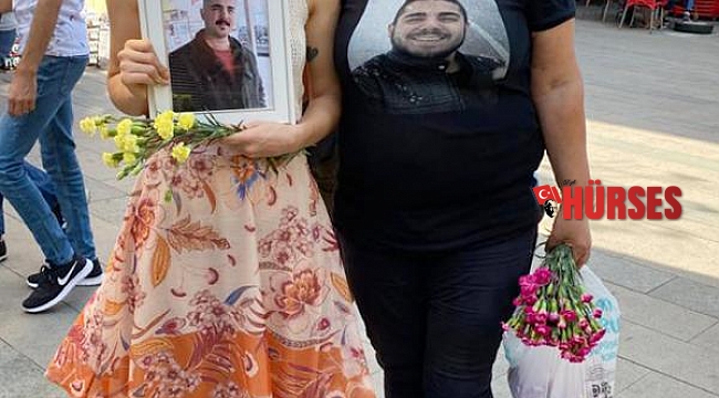 Şiddete karşı farkındalık için ölen kardeşinin doğum gününde çiçek ve çikolata dağıttı