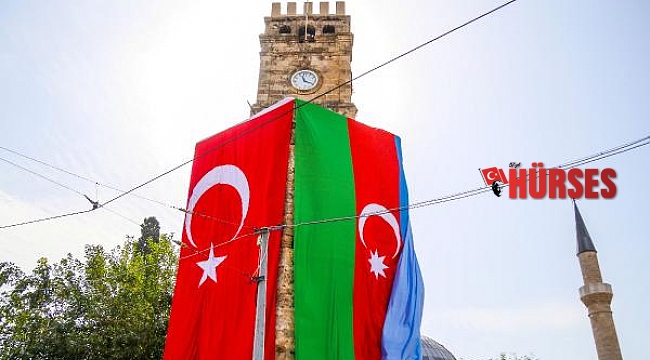 tarihi simgelere Türk ve Azerbaycan bayrakları asıldı