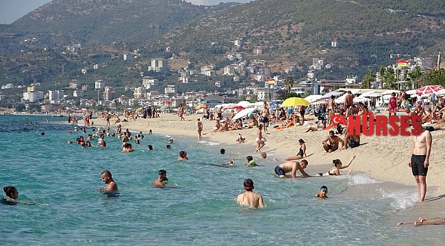 Tatilciler soluğu plajda aldı