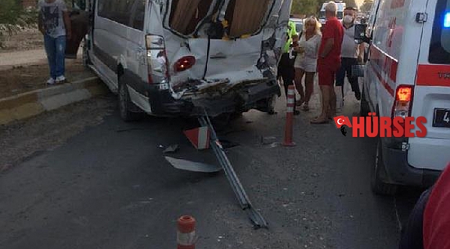 Tur otobüsü, servis minibüsüne çarptı