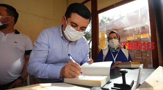 Tütüncü'den Cemil Meriç Kitaplığı'na kitap bağışı