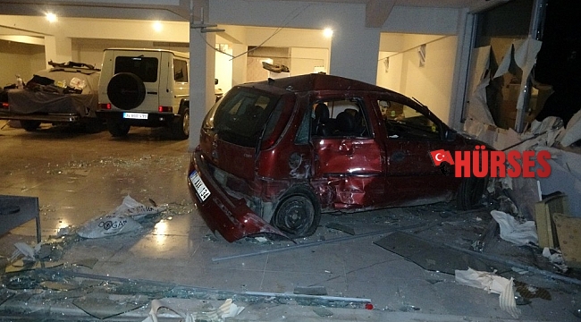 Virajı alamayan otomobil dükkana girdi