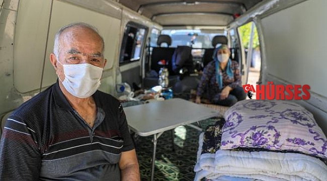 Oğlu hastanede, kendisi 1,5 aydır minibüste yaşıyor