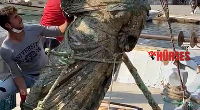 Ağlarına 300 kiloluk bronz kadın heykeli takıldı