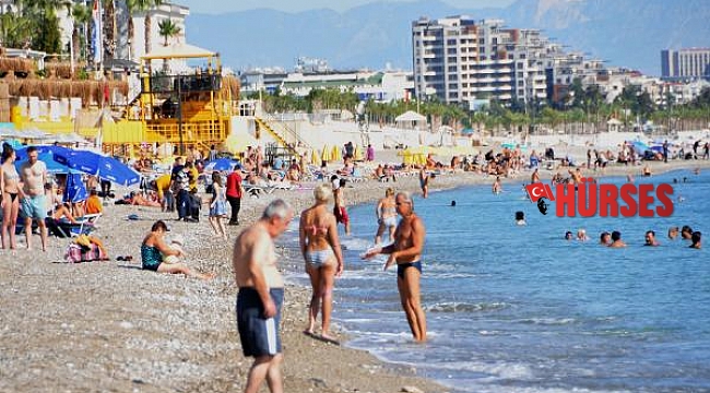 Antalya'da vatandaşlar sahillere akın etti