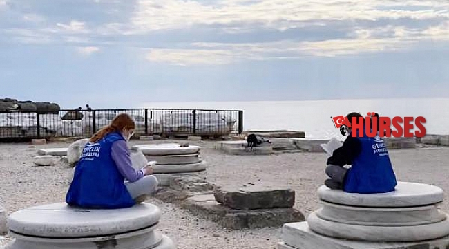 Apollon Tapınağı'nda kitap okudular