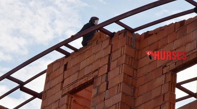 Daireleri gezme bahanesiyle girdiği inşaatın çatısında intihara kalkıştı