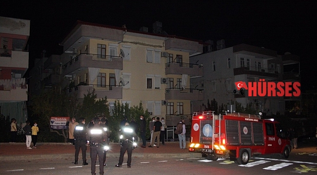 Fayansları birdenbire gürültüyle çöken binada oturanlar sokağa döküldü