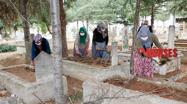 Gönüllü kadınlar ilçe mezarlığının temizlik ve bakımını üstlendi