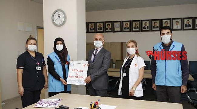 Hastanede yatan çocuklara anlamlı hediye