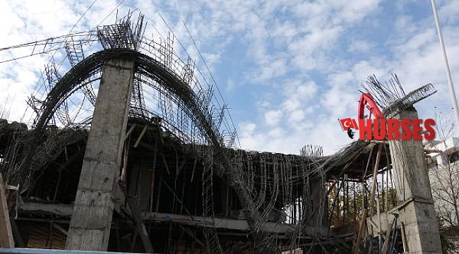 İnşaatta beton harcı dökümü sırasında kalıp çöktü: 4 yaralı