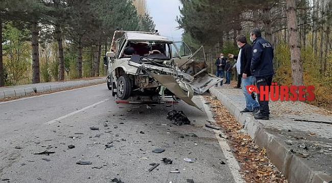 Kamyonetle otomobil çarpıştı: 3 yaralı
