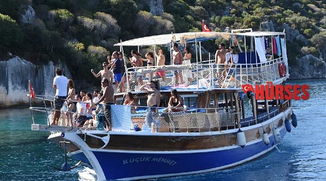 Kekova'da turistler yazdan kalma bir gün yaşadı