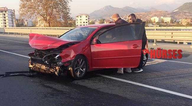 Lastikleri parçalanan otomobil bariyerlere çarptı