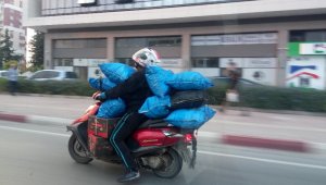 Motosikletlinin 8 kömür çuvalıyla tehlikeli yolcuğu