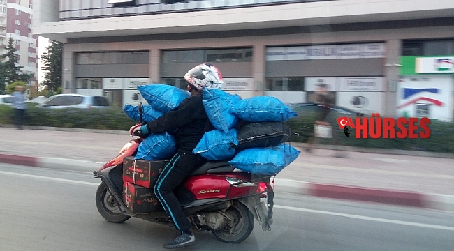 Motosikletlinin 8 kömür çuvalıyla tehlikeli yolcuğu